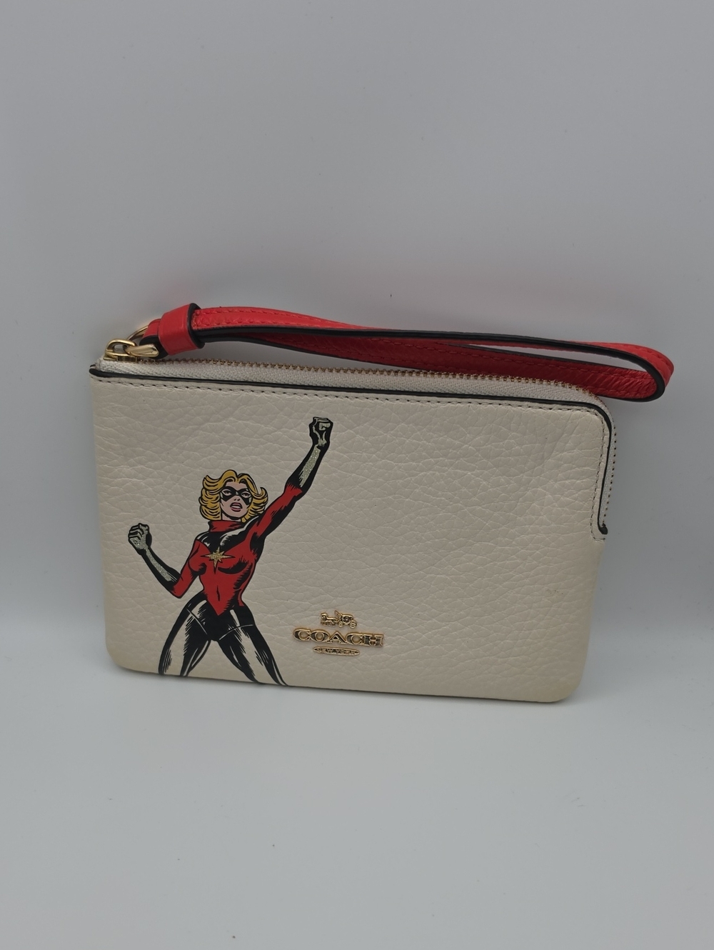 Coach Marvel Captain Limited Edition Marvel Superhero Small Wristlet (NWOT)❤️🤍